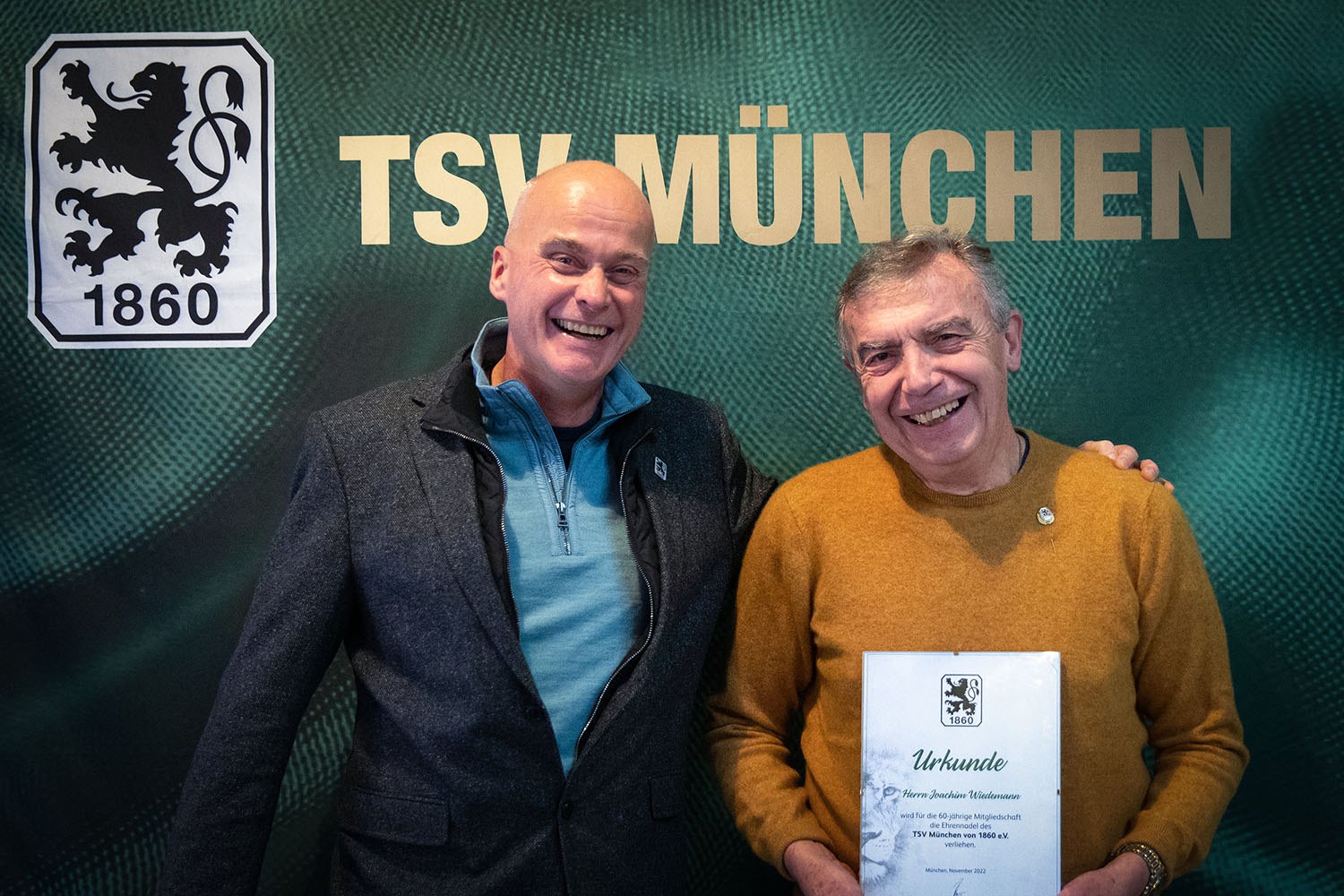 60 Jahre Mitgliedschaft: Joachim Wiedemann (re.) mit Präsident Robert Reisinger.