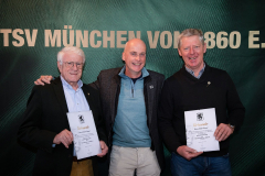 Die goldene Ehrennadel des Vereins für ihre langjährige ehrenamtliche Tätigkeit erhielten (v. li.) Norbert Siegert, Präsident Robert Reisinger und Ludger Kunert.
