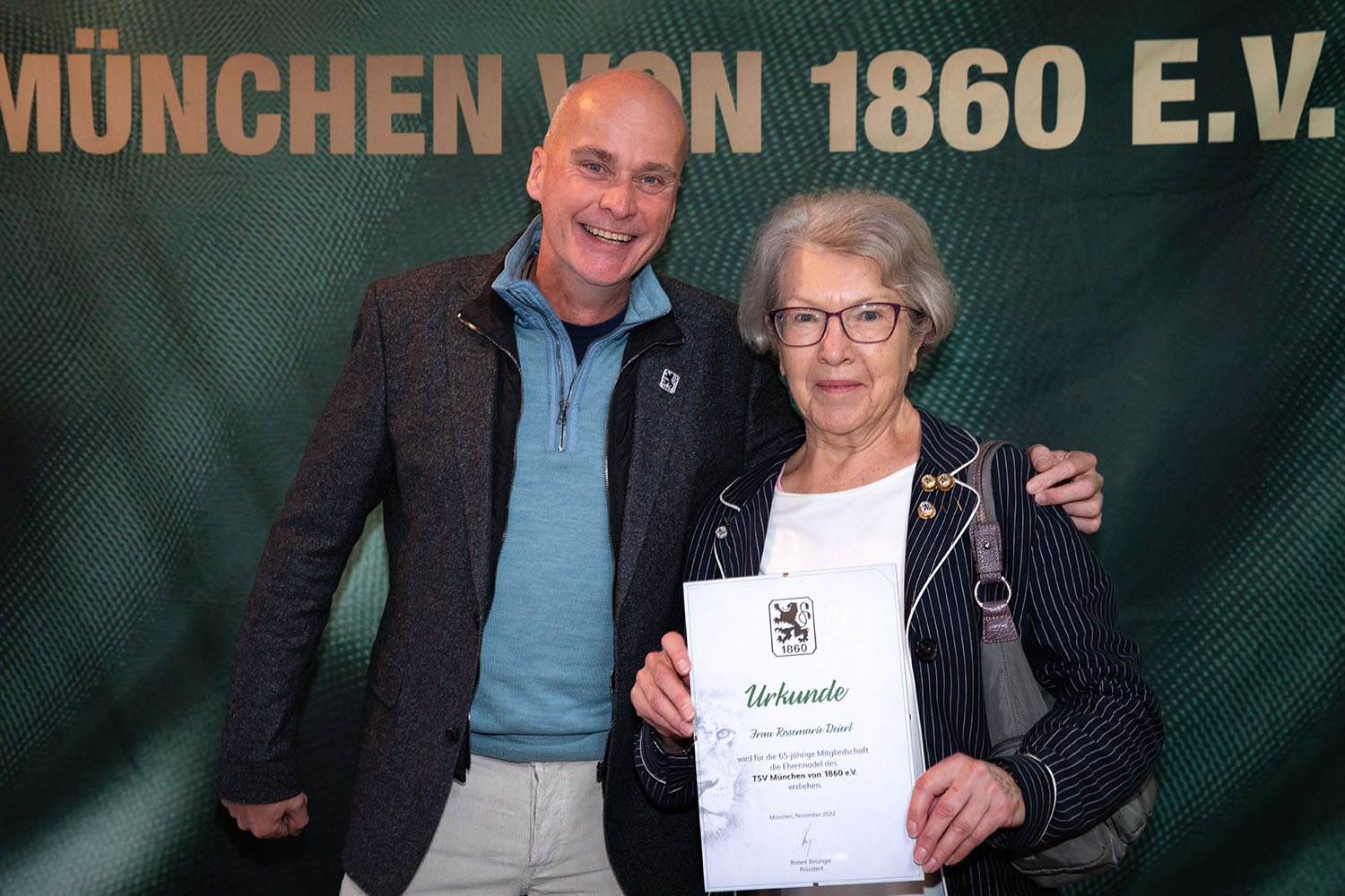 65 Jahre Mitgliedschaft: Rosemarie Deierl (li.) mit Präsident Robert Reisinger.