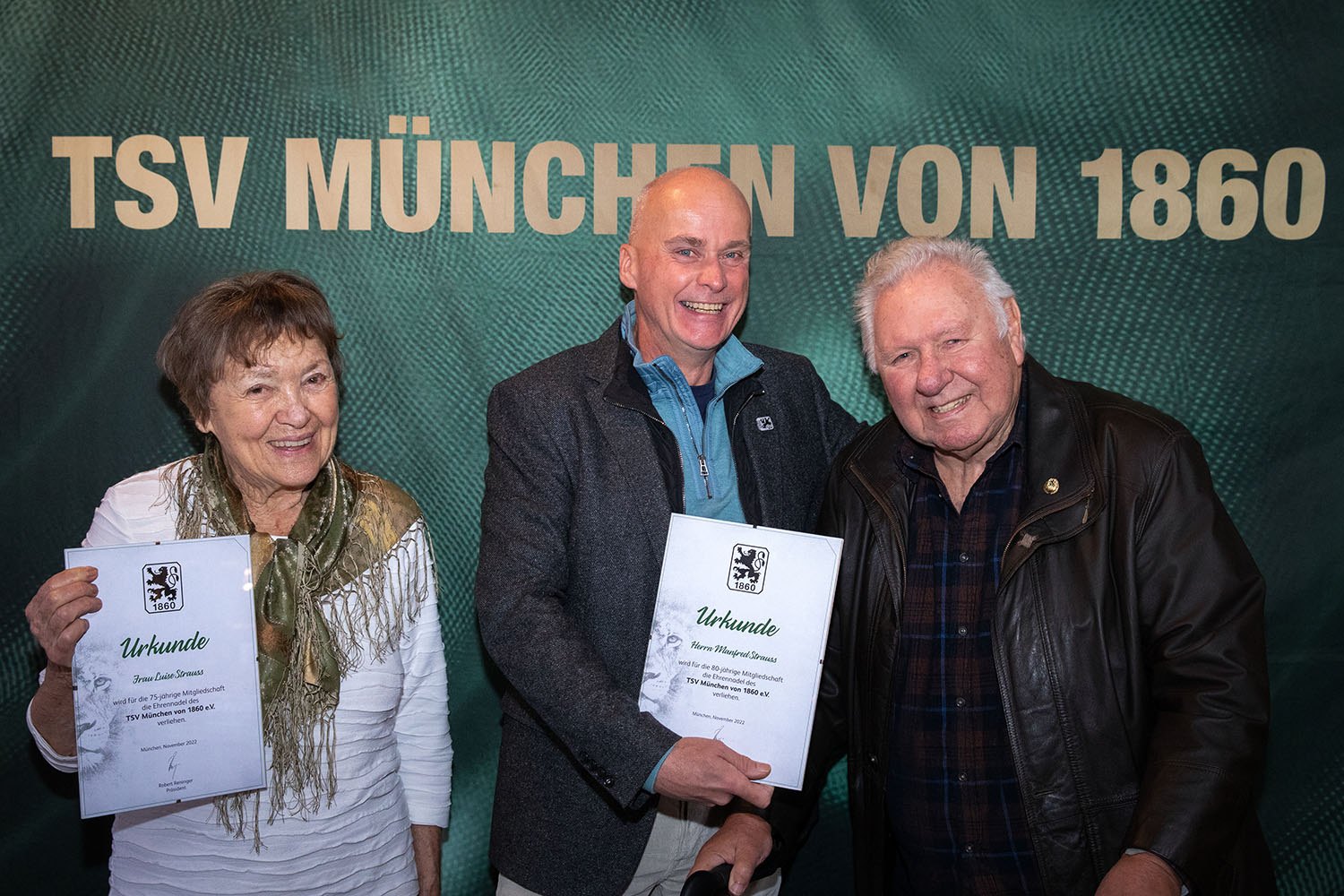 Gemeinsam 155 Jahre Mitgliedschaft: Luise und Manfred Stauss mit Präsident Robert Reisinger in der Mitte.
