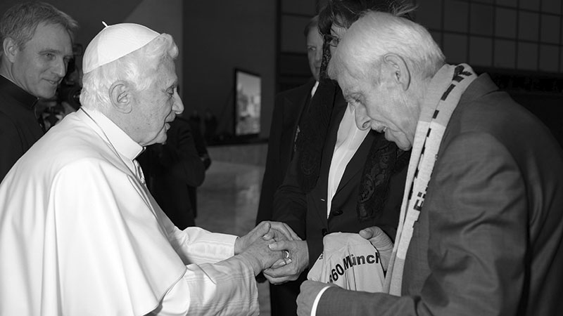 Der damalige 1860-Präsident Dieter Schneider (re.) wurde 2012 von Papst Benedikt in der Nervi-Halle bei der Generalaudienz empfangen.
