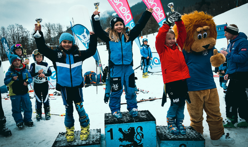 Die jährliche offene Münchner Skimeisterschaft der Skilöwen
